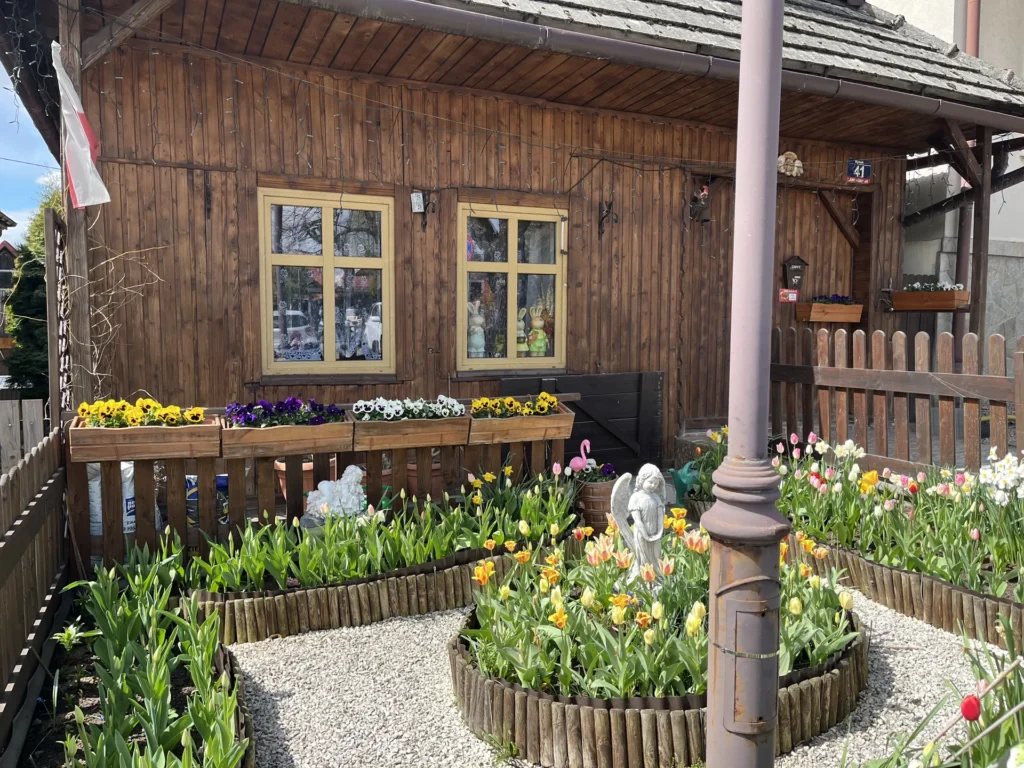 lanckorona-wooden-house-tulips